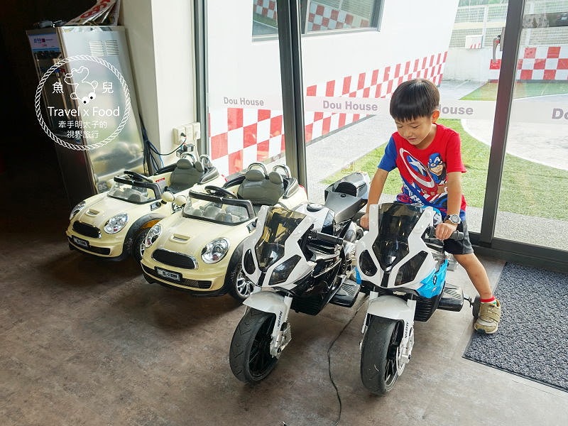 【宿】南投．兜。Dou House-日月潭親子民宿｜房門一開就是賽車場！ @魚兒 x 牽手明太子的「視」界旅行