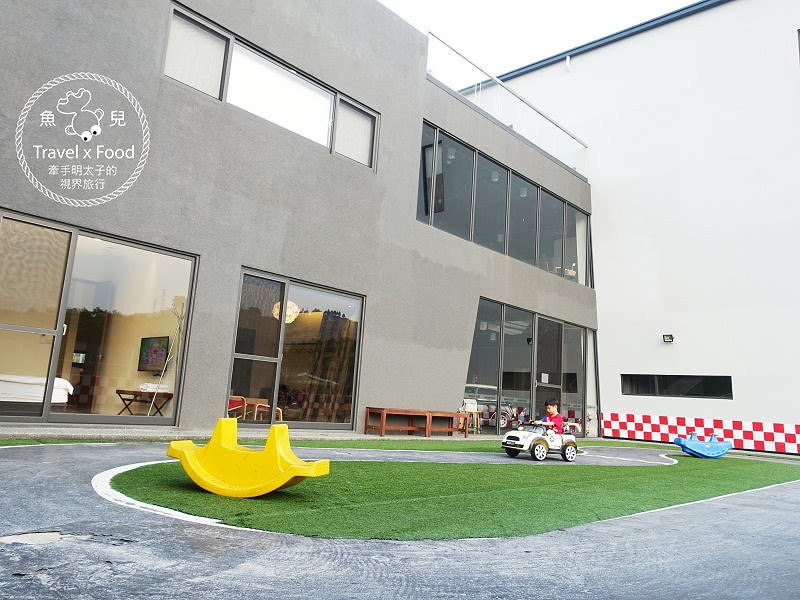 【宿】南投．兜。Dou House-日月潭親子民宿｜房門一開就是賽車場！ @魚兒 x 牽手明太子的「視」界旅行