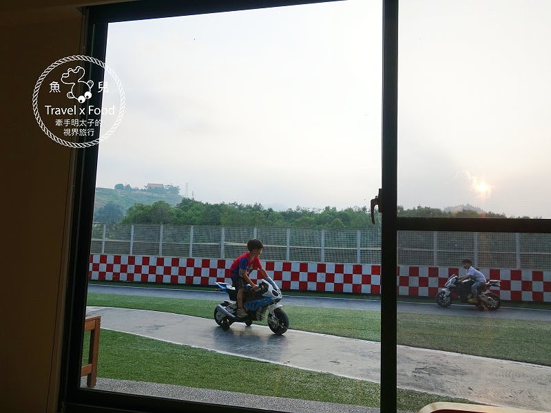 【宿】南投．兜。Dou House-日月潭親子民宿｜房門一開就是賽車場！ @魚兒 x 牽手明太子的「視」界旅行