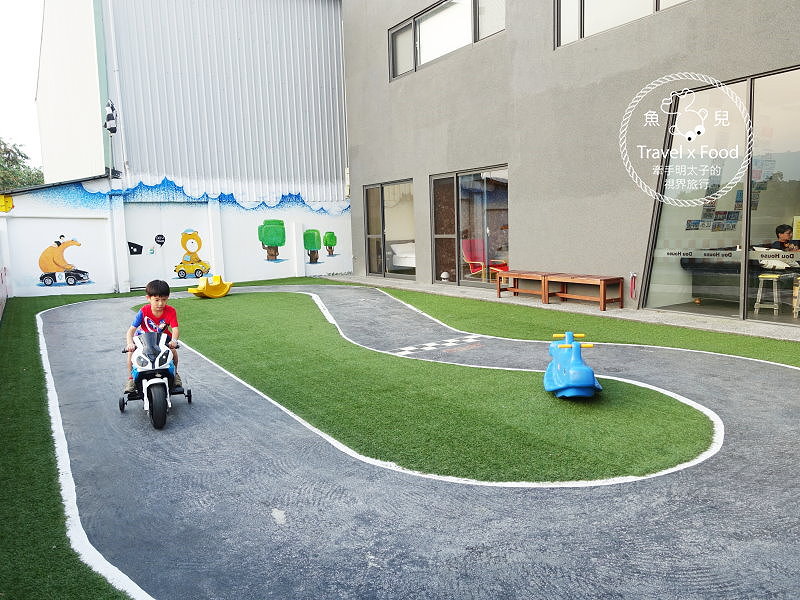 【宿】南投．兜。Dou House-日月潭親子民宿｜房門一開就是賽車場！ @魚兒 x 牽手明太子的「視」界旅行