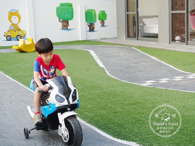 【宿】南投．兜。Dou House-日月潭親子民宿｜房門一開就是賽車場！ @魚兒 x 牽手明太子的「視」界旅行