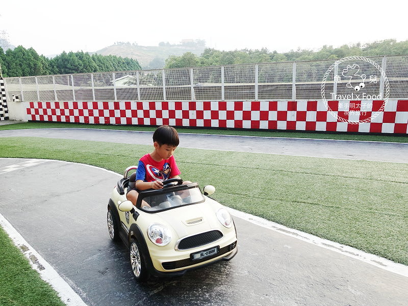 【宿】南投．兜。Dou House-日月潭親子民宿｜房門一開就是賽車場！ @魚兒 x 牽手明太子的「視」界旅行